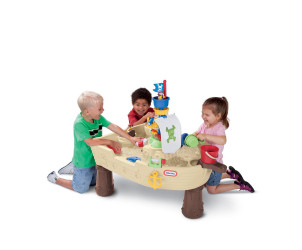 Mesa con barco pirata de juguete